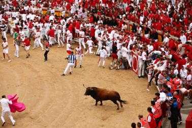 Primer encierro de San Fermín en el tramo de la Plaza de Toros