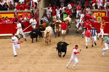 Primer encierro de San Fermín en el tramo de la Plaza de Toros