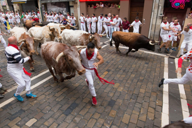 Primer encierro de San Fermín en el tramo de la contracurva de Mercaderes