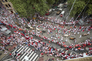 Primer encierro de San Fermín en el tramo de Telefónica