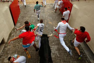Primer encierro de San Fermín en el tramo del callejón de la Plaza de Toros