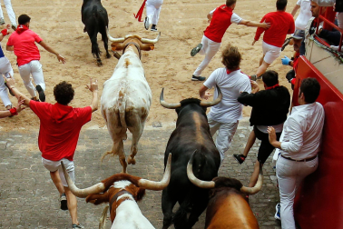 Primer encierro de San Fermín en el tramo del callejón de la Plaza de Toros