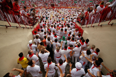 Primer encierro de San Fermín en el tramo del callejón de la Plaza de Toros
