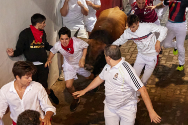 Primer encierro de San Fermín en el tramo del callejón de la Plaza de Toros