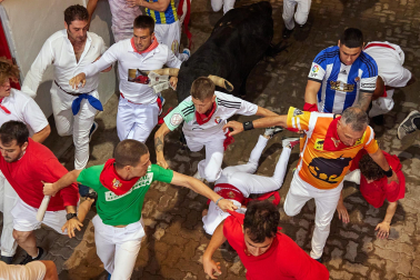 Primer encierro de San Fermín en el tramo del callejón de la Plaza de Toros