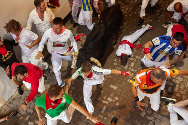 Primer encierro de San Fermín en el tramo del callejón de la Plaza de Toros