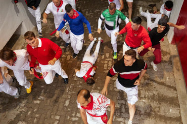 Primer encierro de San Fermín en el tramo del callejón de la Plaza de Toros