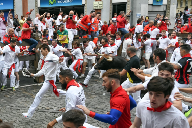 Primer encierro de San Fermín en el tramo de la contracurva de Telefónica