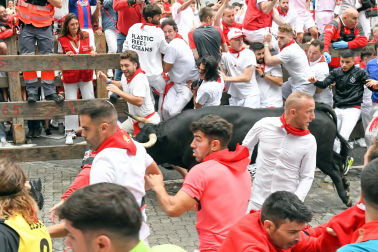 Primer encierro de San Fermín en el tramo de la contracurva de Telefónica