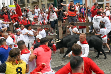 Primer encierro de San Fermín en el tramo de la contracurva de Telefónica