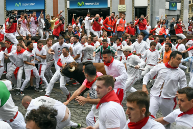 Primer encierro de San Fermín en el tramo de la contracurva de Telefónica