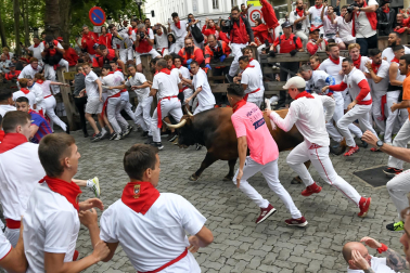 Primer encierro de San Fermín en el tramo de la contracurva de Telefónica