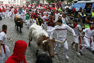 Primer encierro de San Fermín en el tramo del callejón de la Plaza de Toros