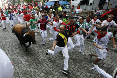 Primer encierro de San Fermín en el tramo del callejón de la Plaza de Toros