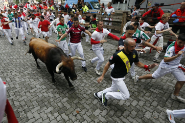 Primer encierro de San Fermín en el tramo del callejón de la Plaza de Toros