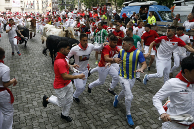 Primer encierro de San Fermín en el tramo del callejón de la Plaza de Toros