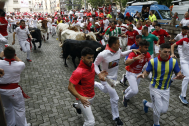 Primer encierro de San Fermín en el tramo del callejón de la Plaza de Toros