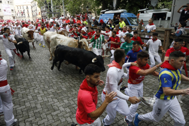Primer encierro de San Fermín en el tramo del callejón de la Plaza de Toros