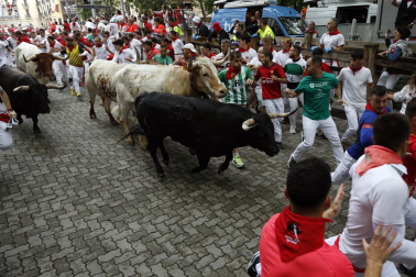 Primer encierro de San Fermín en el tramo del callejón de la Plaza de Toros