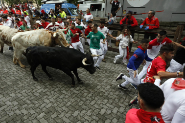 Primer encierro de San Fermín en el tramo del callejón de la Plaza de Toros