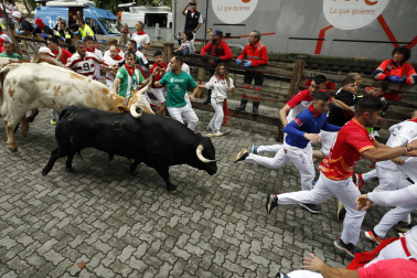 Primer encierro de San Fermín en el tramo del callejón de la Plaza de Toros