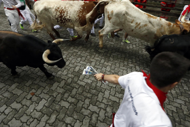 Primer encierro de San Fermín en el tramo del callejón de la Plaza de Toros