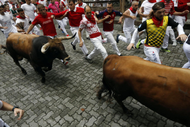 Primer encierro de San Fermín en el tramo del callejón de la Plaza de Toros
