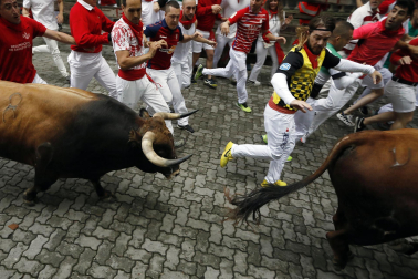 Primer encierro de San Fermín en el tramo del callejón de la Plaza de Toros