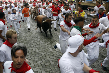 Primer encierro de San Fermín en el tramo del callejón de la Plaza de Toros