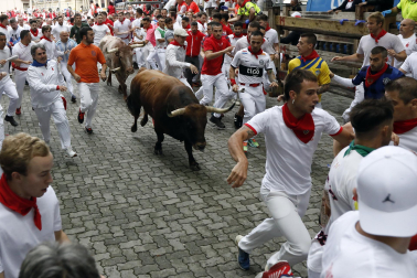 Primer encierro de San Fermín en el tramo del callejón de la Plaza de Toros