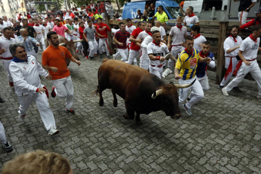 Primer encierro de San Fermín en el tramo del callejón de la Plaza de Toros