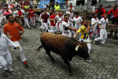 Primer encierro de San Fermín en el tramo del callejón de la Plaza de Toros