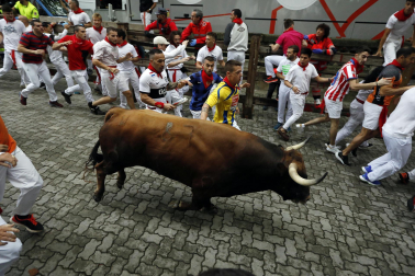Primer encierro de San Fermín en el tramo del callejón de la Plaza de Toros