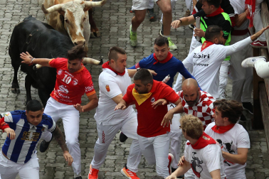 Primer encierro de San Fermín en el tramo del exterior de la Plaza de Toros