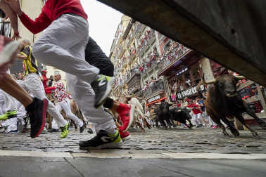 Primer encierro de San Fermín en el tramo de la curva de Mercaderes