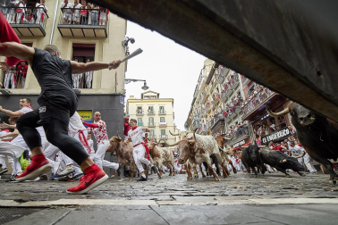 Primer encierro de San Fermín en el tramo de la curva de Mercaderes