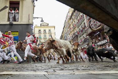 Primer encierro de San Fermín en el tramo de la curva de Mercaderes