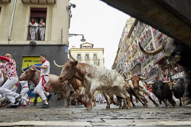 Primer encierro de San Fermín en el tramo de la curva de Mercaderes
