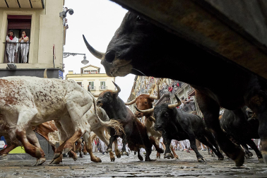 Primer encierro de San Fermín en el tramo de la curva de Mercaderes
