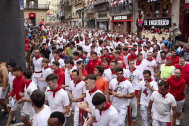 Primer encierro de San Fermín en el tramo de la curva de Mercaderes
