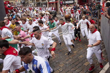 Primer encierro de San Fermín en el tramo de la curva de Mercaderes