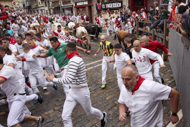 Primer encierro de San Fermín en el tramo de la curva de Mercaderes