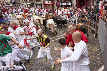 Primer encierro de San Fermín en el tramo de la curva de Mercaderes