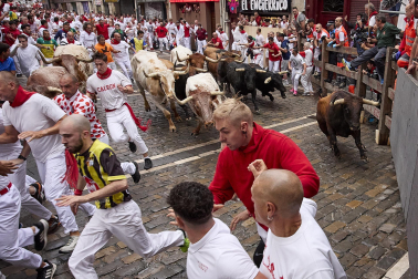 Primer encierro de San Fermín en el tramo de la curva de Mercaderes