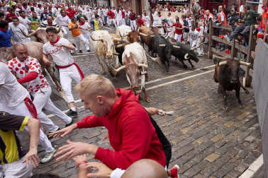 Primer encierro de San Fermín en el tramo de la curva de Mercaderes