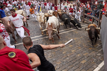 Primer encierro de San Fermín en el tramo de la curva de Mercaderes