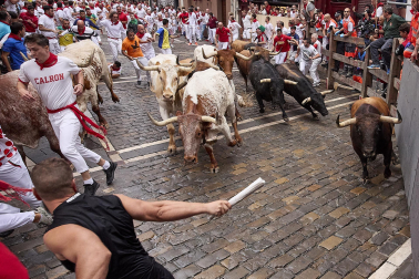 Primer encierro de San Fermín en el tramo de la curva de Mercaderes
