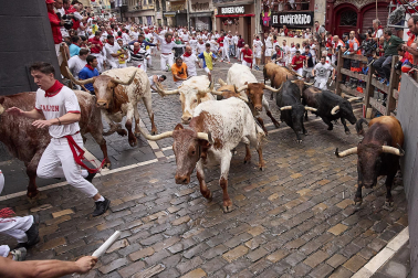 Primer encierro de San Fermín en el tramo de la curva de Mercaderes
