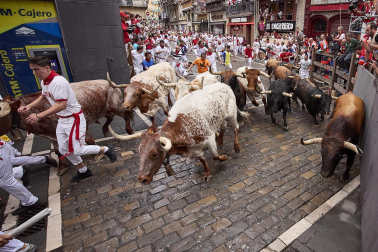 Primer encierro de San Fermín en el tramo de la curva de Mercaderes