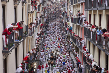 Primer encierro de San Fermín en el tramo de la curva de Mercaderes